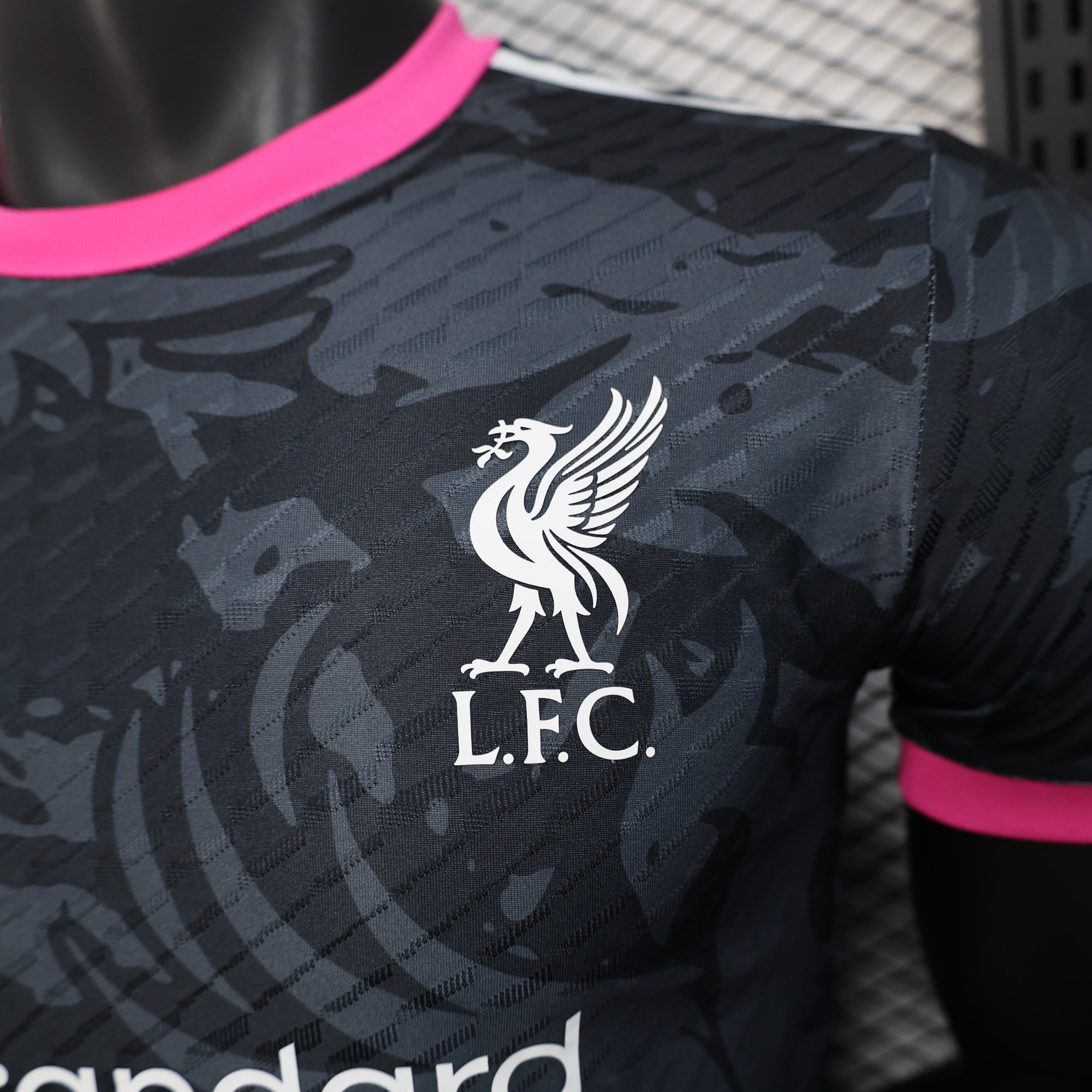 Maillot Liverpool Concept 2025/26 « Shadow Eagle »