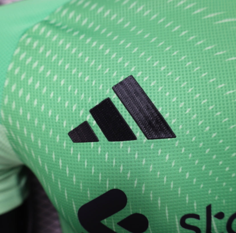 Maillot de gardien Liverpool FC saison 2023/2024, coloris vert fluo, design Adidas.