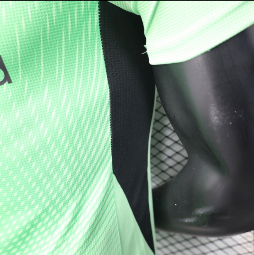 Maillot de gardien Liverpool FC saison 2023/2024, coloris vert fluo, design Adidas.